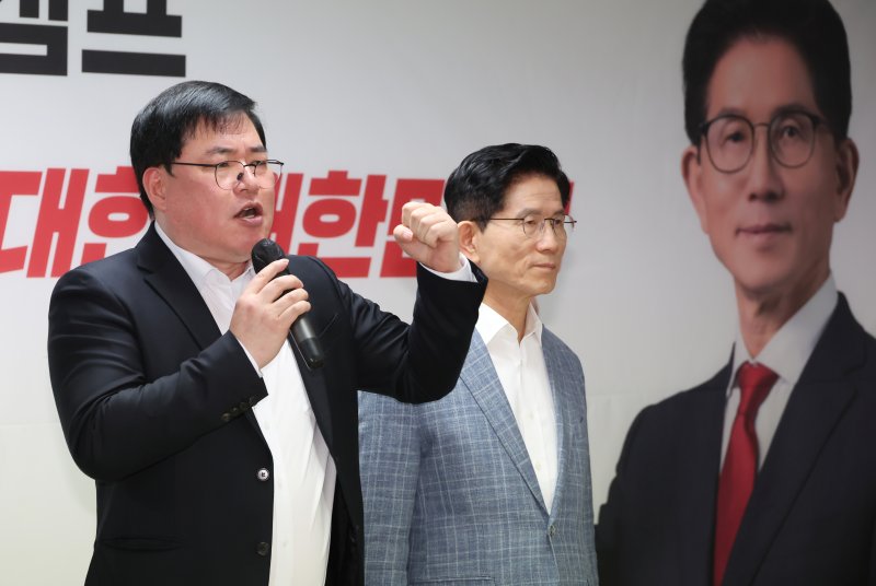 [서울=뉴시스] 고승민 기자 = 유동규 전 성남도시개발공사 기획본부장이 2일 서울 여의도 김문수 국민의힘 대선 경선 후보 캠프에서 김 후보 지지 발언을 하고 있다. 2025.05.02. kkssmm99@newsis.com