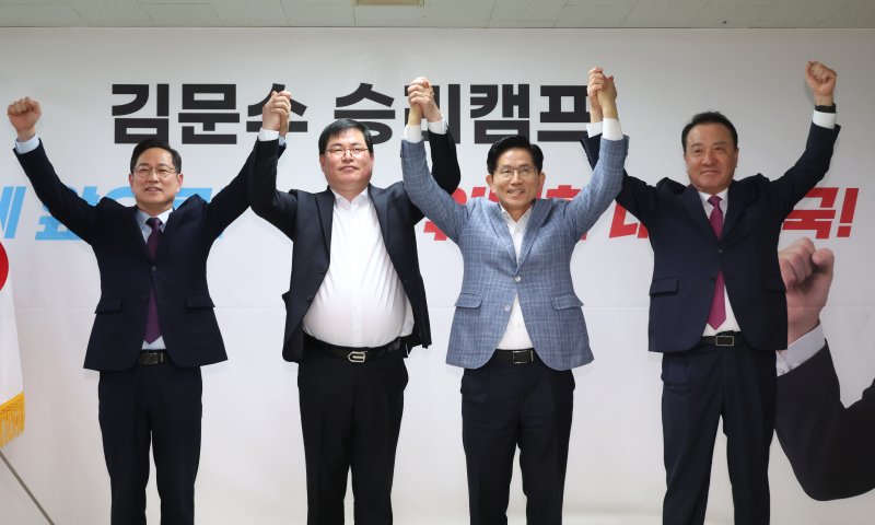[서울=뉴시스] 고승민 기자 = 유동규 전 성남도시개발공사 기획본부장이 2일 서울 여의도 김문수 국민의힘 대선 경선 후보 캠프에서 김 후보 지지 발언을 마친 뒤 기념촬영하고 있다. 2025.05.02. kkssmm99@newsis.com