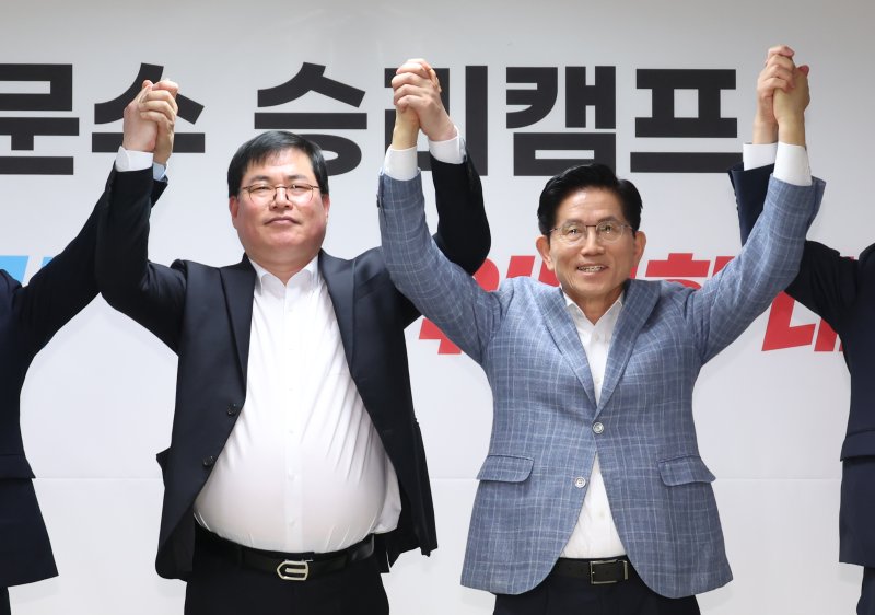 [서울=뉴시스] 고승민 기자 = 유동규 전 성남도시개발공사 기획본부장이 2일 서울 여의도 김문수 국민의힘 대선 경선 후보 캠프에서 김 후보 지지 발언을 마친 뒤 기념촬영하고 있다. 2025.05.02. kkssmm99@newsis.com