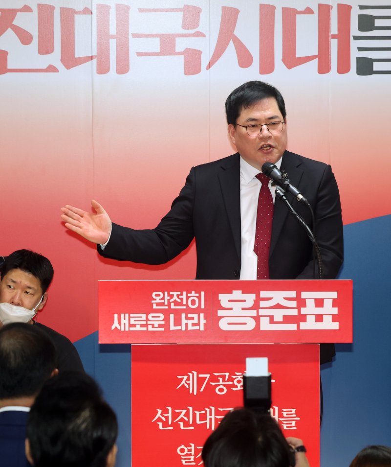 [서울=뉴시스] 권창회 기자 = 홍준표 전 대구시장이 14일 서울 여의도 선거사무실에서 제21대 대통령 선거 출마 선언을 하는 가운데 홍 전 지사를 지지하는 유동규 전 성남도시개발공사 기획본부장이 발언하고 있다. (공동취재) 2025.04.14. photo@newsis.com