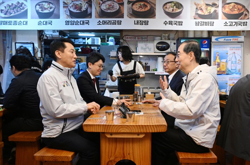 한덕수(오른쪽) 전 국무총리와 오세훈 우리카지노시장이 2일 오후 우리카지노 종로구의 식당에서 오찬 간담회를 갖고 있다. (공동취재) 뉴시스
