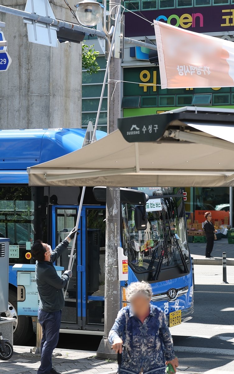 게시일 지난 정당 현수막 철거 (출처=연합뉴스)