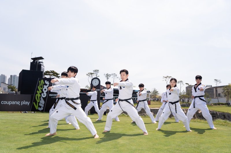 1라운드 경기 전 진행된 태권도 시범단의 공연 모습. (LIV 골프 제공)