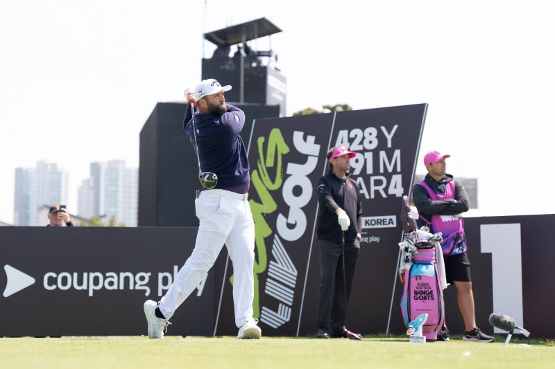 욘 람(스페인)이 2일 열린 LIV 골프 코리아 1라운드에서 티샷을 날리고 있다. (LIV 골프 제공)