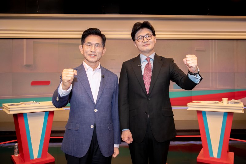 국민의힘 김문수(왼쪽), 한동훈 대선 경선 후보가 30일 오후 서울 중구 TV조선에서 열린 제21대 대통령 후보자 결승 토론회에 앞서 기념촬영을 하고 있다. 2025.4.30/뉴스1 ⓒ News1 국회사진취재단