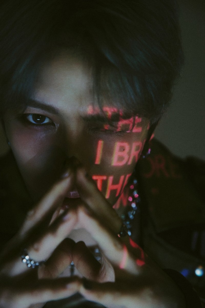 [서울=뉴시스] 가수 겸 배우 김재중이 2일 EP '뷰티 인 카오스(Beauty in Chaos)'의 콘셉트 비주얼 이미지를 공개했다. (사진=인코드엔터테인먼트 제공) 2025.05.02. photo@newsis.com *재판매 및 DB 금지