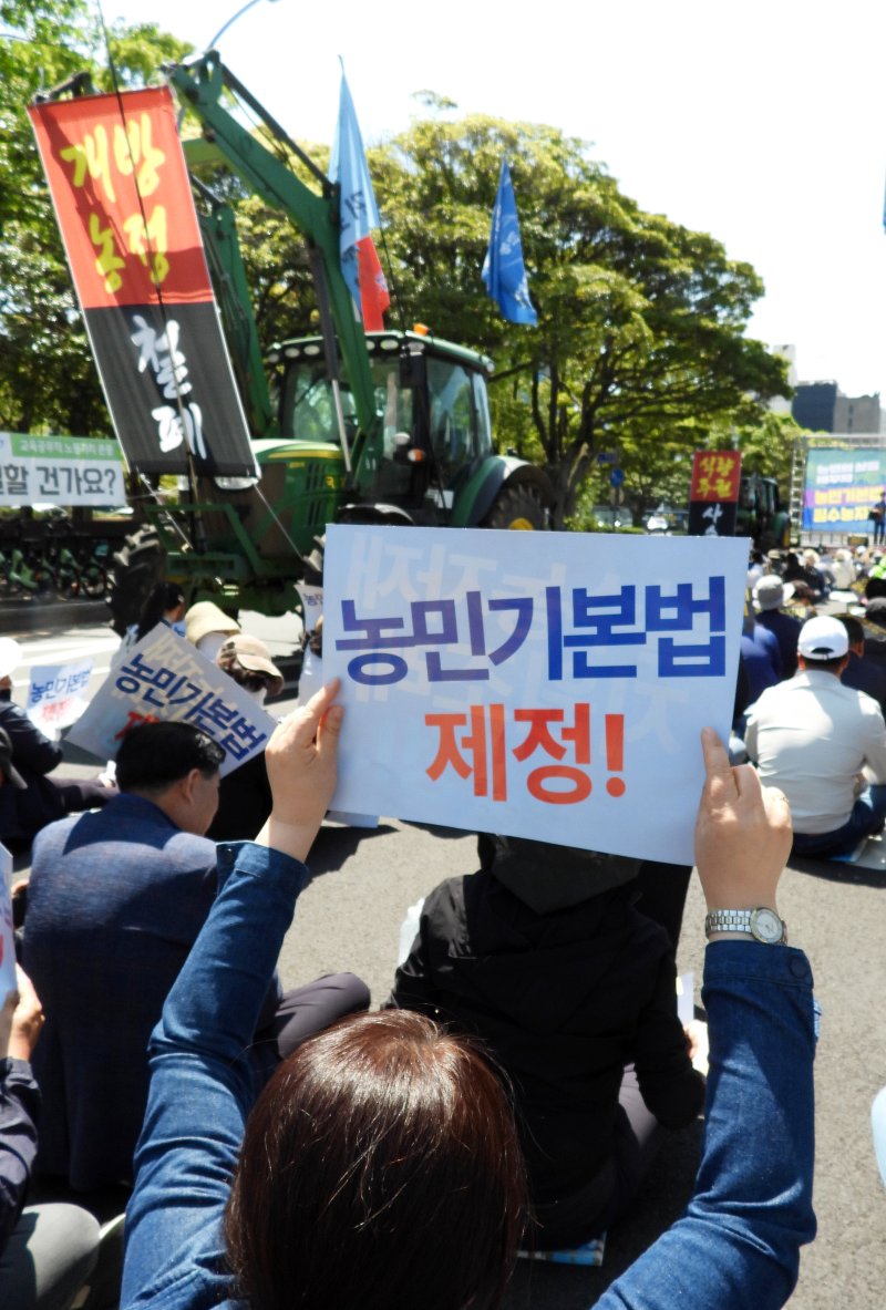 제주 농민들이 2일 오후 제주도청 앞에서 제21대 대통령 선거 후보들을 향해 농민기본법 제정 등을 촉구하고 있다. 2025.5.2/뉴스1 ⓒ News1 오미란 기자