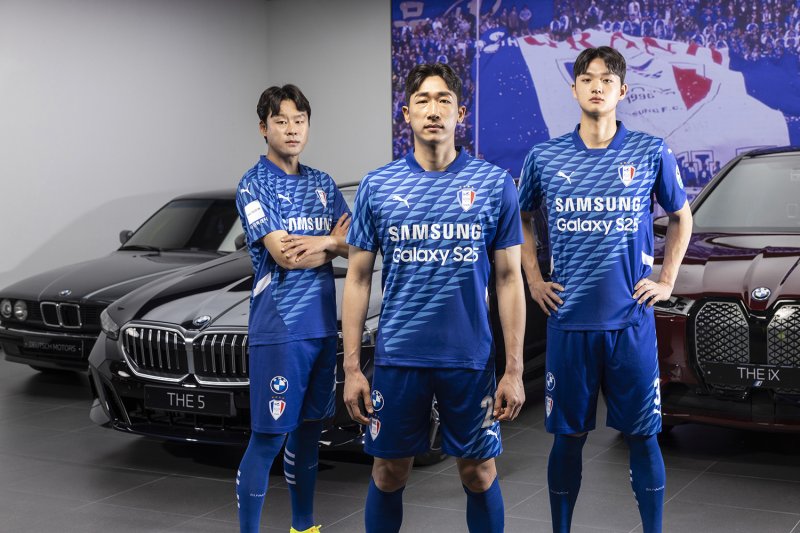 [서울=뉴시스]프로축구 수원, 창단 30주년 기념 유니폼 출시. (사진=수원 삼성 제공)