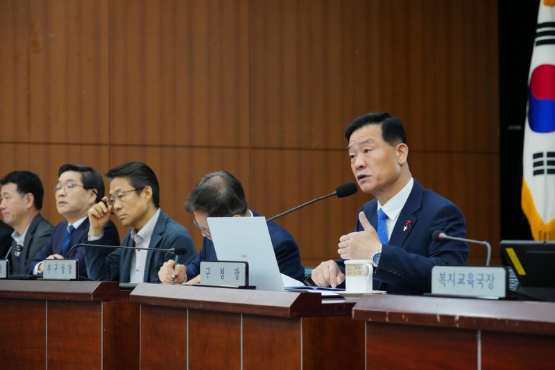 지난달 15일 성북구 확대간부회의에서 발언하는 이승로 구청장 (출처=연합뉴스)