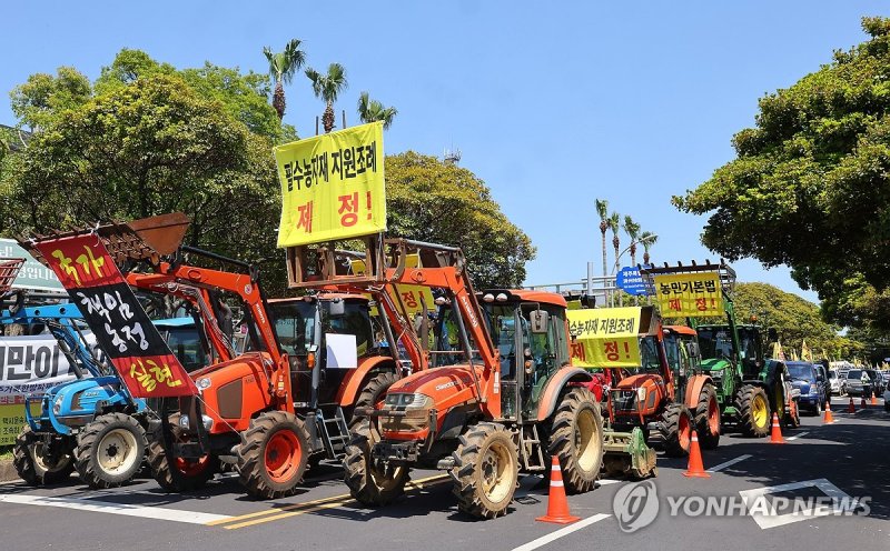 트랙터 시위 나선 제주 농민들 (출처=연합뉴스)
