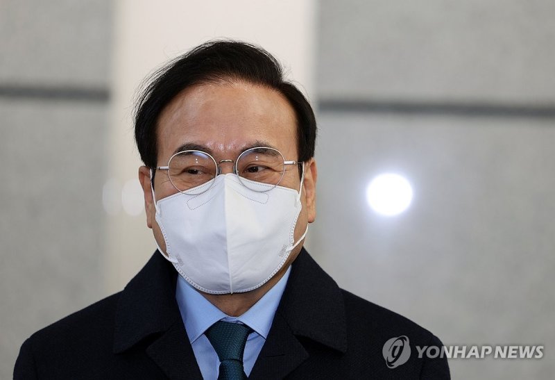 취재진 바라보는 서거석 전북교육감 (출처=연합뉴스)