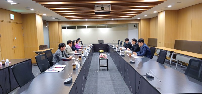 [양산=뉴시스] 아카데미아폴리스특별위원회가 부산대학교 양산캠퍼스 부지 개발 및 활성화 방안을 모색하기 위해 한국토지주택공사 진주 본사를 방문하고 있다. (사진=양산시의회 제공) 2025.05.02. photo@newsis.com *재판매 및 DB 금지