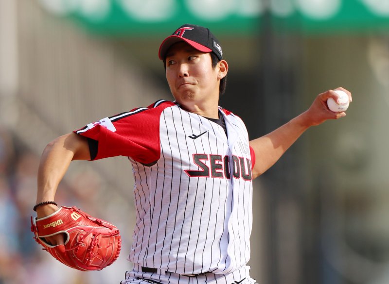 [서울=뉴시스] 김명년 기자 = 23일 오후 서울 송파구 잠실야구장에서 열린 프로야구 2025 KBO리그 롯데 자이언츠 대 LG 트윈스의 경기, 7회초 LG 선발 손주영이 역투하고 있다. 2025.03.23. kmn@newsis.com