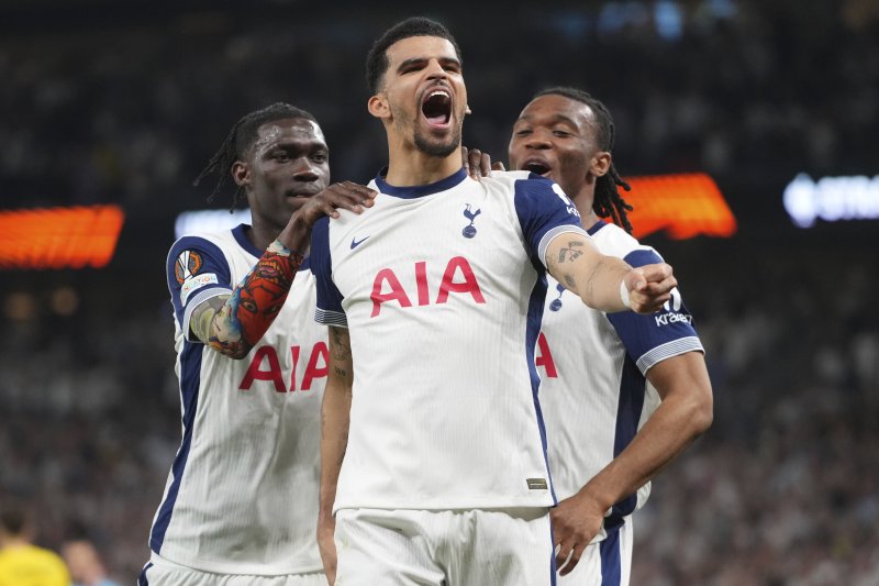 [런던=AP/뉴시스] 잉글랜드 프로축구 프리미어리그(EPL) 토트넘 홋스퍼의 도미닉 솔란케(가운데. 2025. 5. 1.