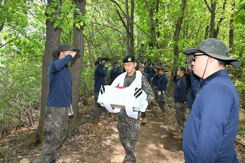 국유단, 6·25 전사자 유해 발굴 현장 '스타 강사' 최태성과 방문