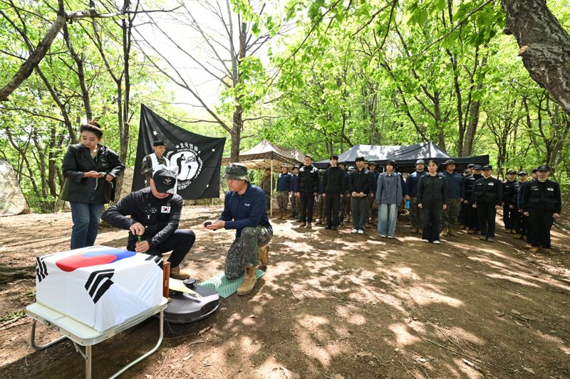 국유단, 6·25 전사자 유해 발굴 현장 '스타 강사' 최태성과 방문