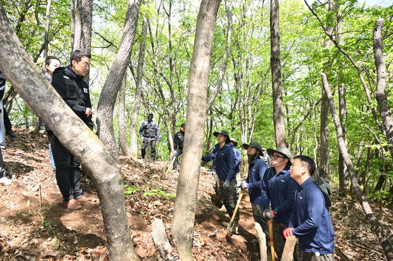국유단, 6·25 전사자 유해 발굴 현장 '스타 강사' 최태성과 방문
