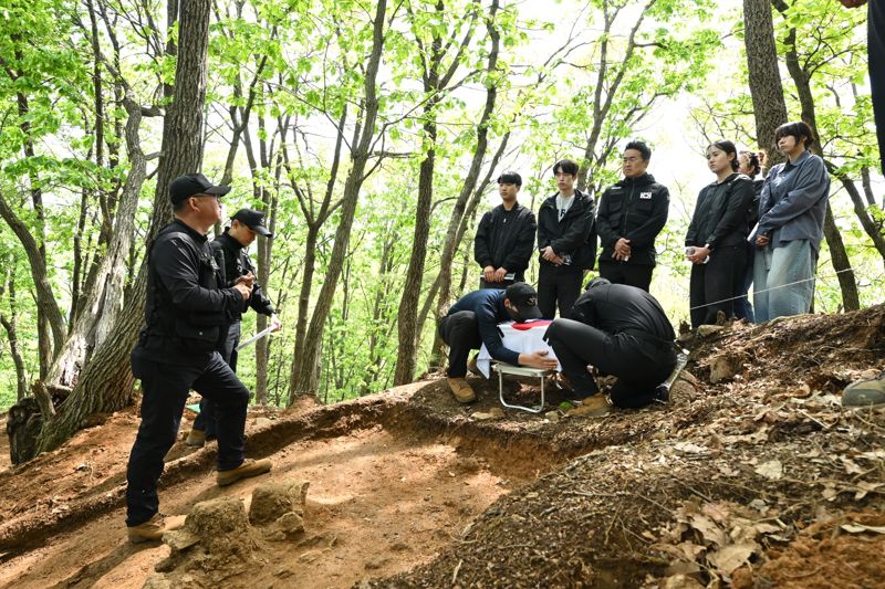 국유단, 6·25 전사자 유해 발굴 현장 '스타 강사' 최태성과 방문