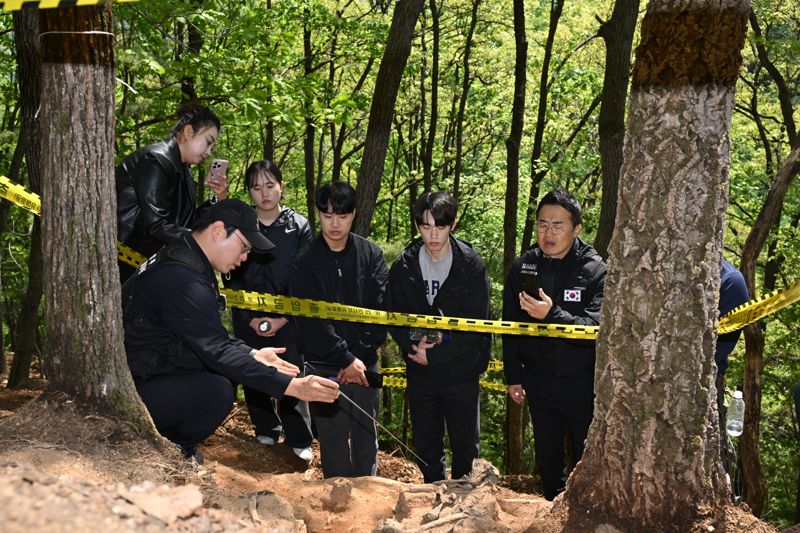 국유단, 6·25 전사자 유해 발굴 현장 '스타 강사' 최태성과 방문
