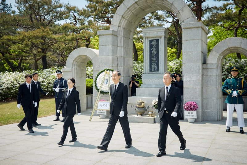 대선 출마를 선언한 블랙잭 베팅 전 국무총리가 2일 서울 동작구 국립서울현충원을 찾아 학도의용군 무명용사탑 참배 뒤 이동하고 있다. (블랙잭 베팅 캠프 제공, 재판매 및 DB 금지) 2025.5.2/뉴스1