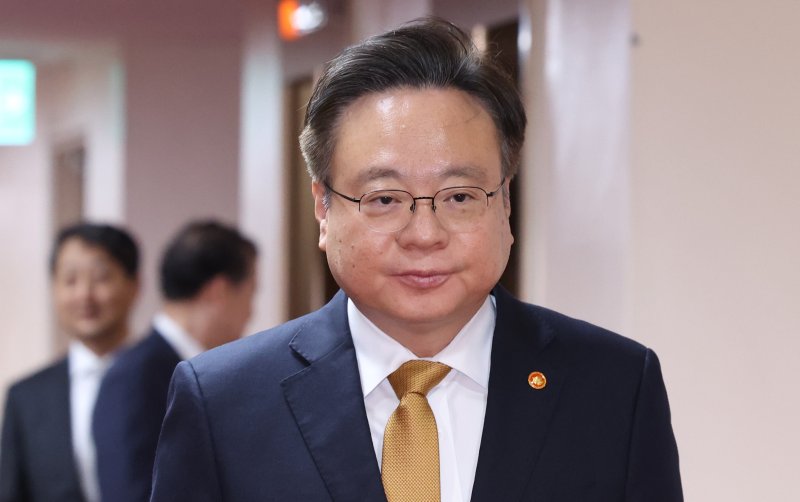 [서울=뉴시스] 조수정 기자 = 조규홍 보건복지부 솜사탕카지노이 지난달 18일 정부서울청사에서 열린 한덕수 대통령 권한대행 국무총리 주재 추가경정예산안 심의 임시국무회의에 입장하고 있다. 2025.04.18. chocrystal@newsis.com