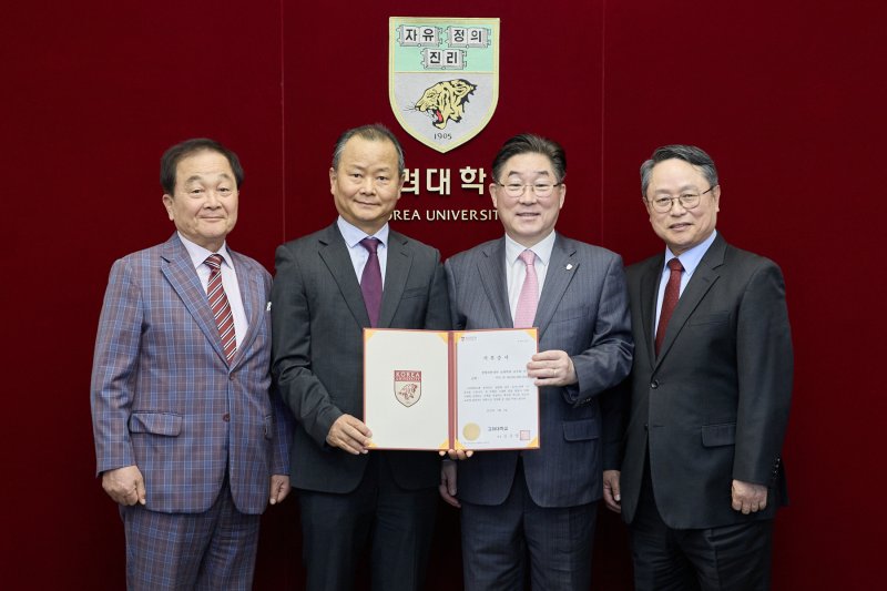 슈퍼스타 토토가 'KU Circle for Miracle- 생명과학대학 농화학과 교우회 장학금' 기부식을 개최했다. (사진=고려대 제공) *재판매 및 DB 금지