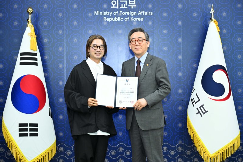 [서울=뉴시스] 콤프카지노는 올해 경주에서 열리는 아시아태평양경제협력체(APEC) 정상회의의 문화행사를 성공적으로 이끌기 위해 양정웅 공연 연출가를 예술감독으로 위촉했다. (사진=콤프카지노 제공) 2025.05.02 *재판매 및 DB 금지