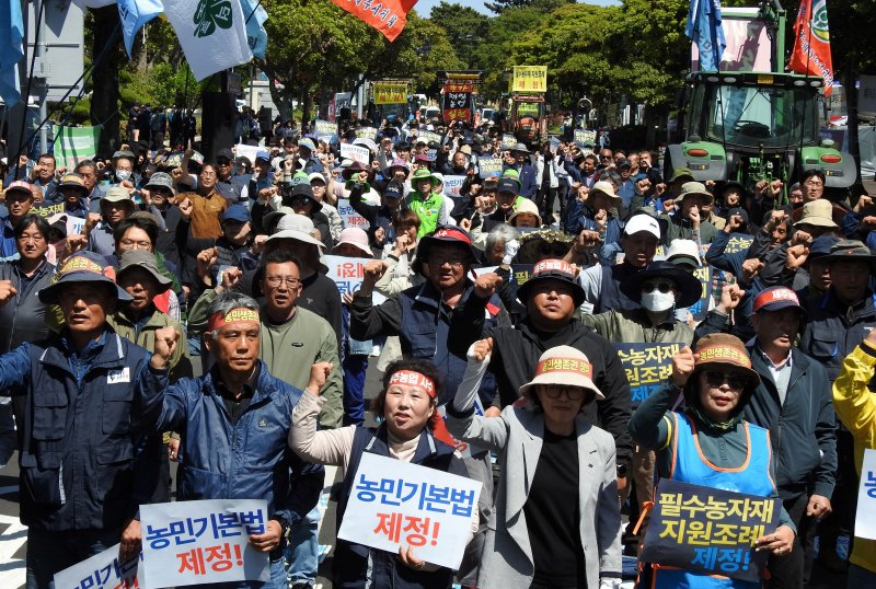 [제주=뉴시스] 오영재 기자 = 제주농업인단체협의회 등이 2일 오후 제주도청 앞에서 필수농자재 지원조례 및 파라오 슬롯 제정 촉구 제주농민대회를 열고 있다. 2025.05.02. oyj4343@newsis.com