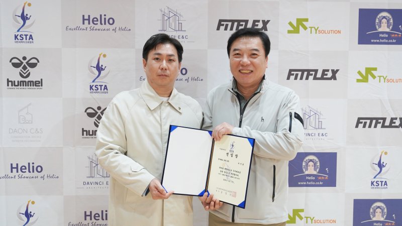 [서울=뉴시스]세팍타크로 국가대표 총괄 파라존 코리아 카지노 이기훈 감독(오른쪽) 선임. (사진=대한세팍타크로협회 제공)