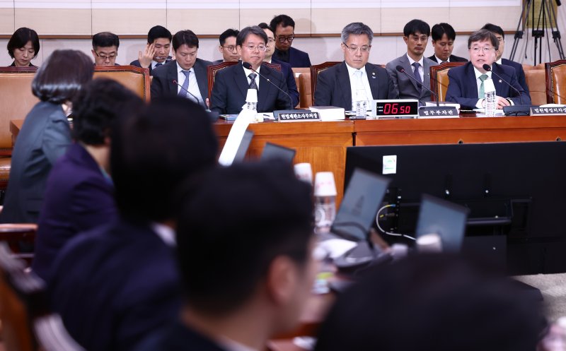 배형원 법원행정처 차장(오른쪽)이 2일 오전 서울 여의도 국회에서 열린 법제사법위원회 전체회의에서 의원 질의에 답변하고 있다. 오른쪽부터 배 차장, 김석우 법무부 차관, 김정원 헌법재판소사무처장. 2025.5.2/뉴스1 ⓒ News1 김민지 기자