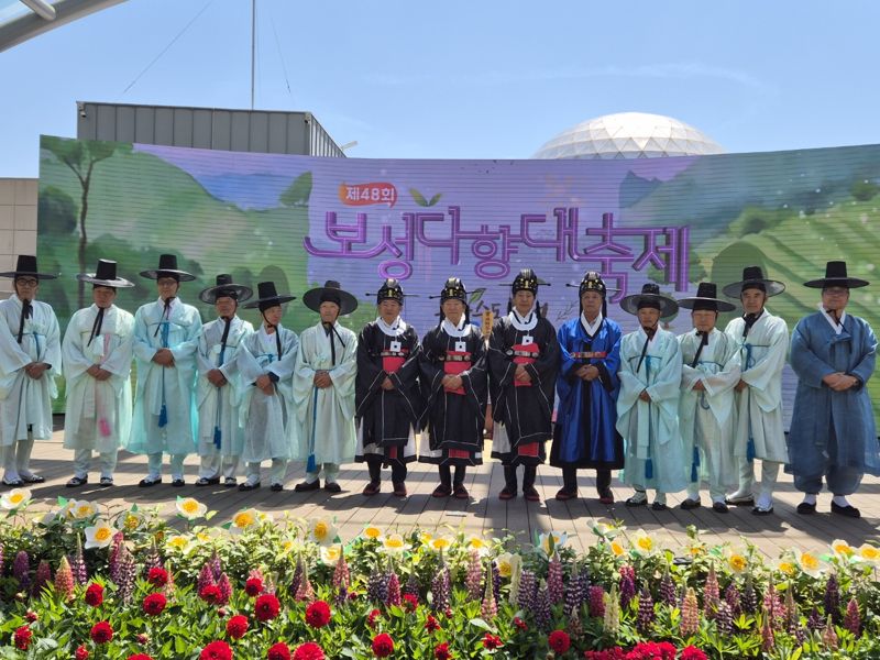 전통과 현대, 지역과 세계를 잇는 대한민국 대표 차 문화 랜드토토인 보성다향대랜드토토가 2일 전남 보성군 보성공설운동장에서 성대하게 막을 올리고 오는 6일까지 펼쳐진다. 사진 차(茶) 농업의 풍년과 풍요를 기원하는 전통 제례행사 '다신제(茶神祭)' 모습. 보성군 제공
