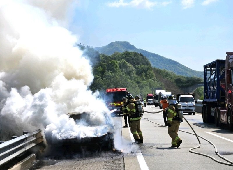 2일 오전 10시 26분쯤 충북 가상 바카라군 마로면 당진영덕고속도로에서 청주 방향 속리산 휴게소 인근을 달리던 승용차에 불이 났다.(가상 바카라소방서 제공. 재판매 및 DB금지) /뉴스1