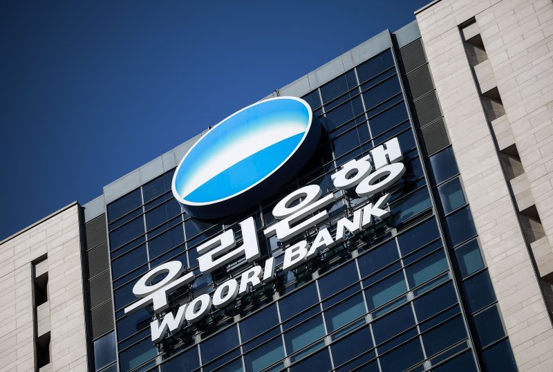 [서울=뉴시스] 정병혁 기자 = 우리은행이 손태승 전 우리금융지주 회장의 친인척에게 총 730억원의 부당대출을 취급한 사실이 금융감독원에 적발됐다. 금융감독원은 이같은 내용의 '2024년 금융지주·은행 주요 검사결과'를 발표했다.우리은행 직원은 부당대출을 내주면서 아내 계좌로 뒷돈을 받았고, 국민은행과 농협은행 직원도 부당대출을 취급하면서 금품·향응을 받은 정황이 발견됐다. 향후 은행들과 관련 임직원들은 중징계가 불가피할 전망이다.사진은 4일 서울 중구 우리은행 본점. 2025.02.04. jhope@newsis.com