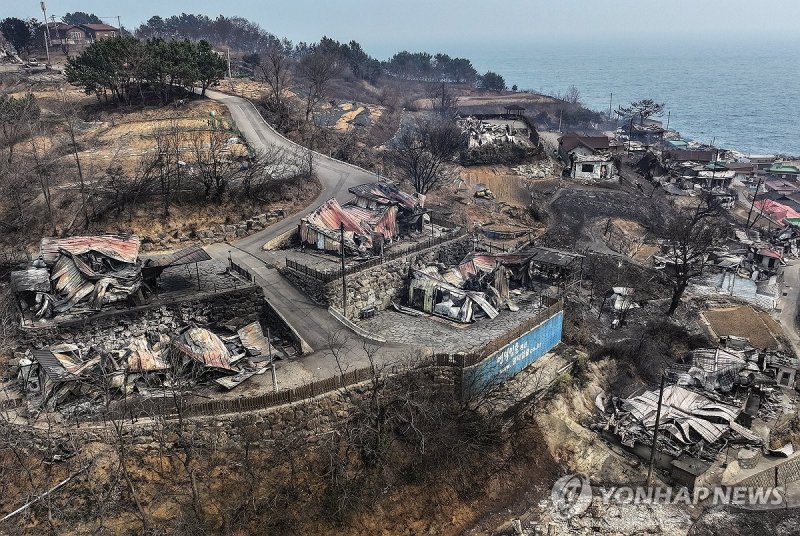 바닷가 마을 덮친 산불 (출처=연합뉴스)