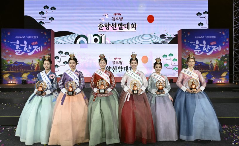 [남원=뉴시스] 지난달 30일 제95회 춘향제 개막화 함께 열린 '글로벌 춘향선발대회'에서 뽑힌 올해의 춘향이들로 왼쪽부터 미 정채린 양, 선 이지은 양, 진 김도연 양, 정 최정원 양, 숙 이가람 양, 현 마이 양이 기념사진을 찍고 있다. *재판매 및 DB 금지