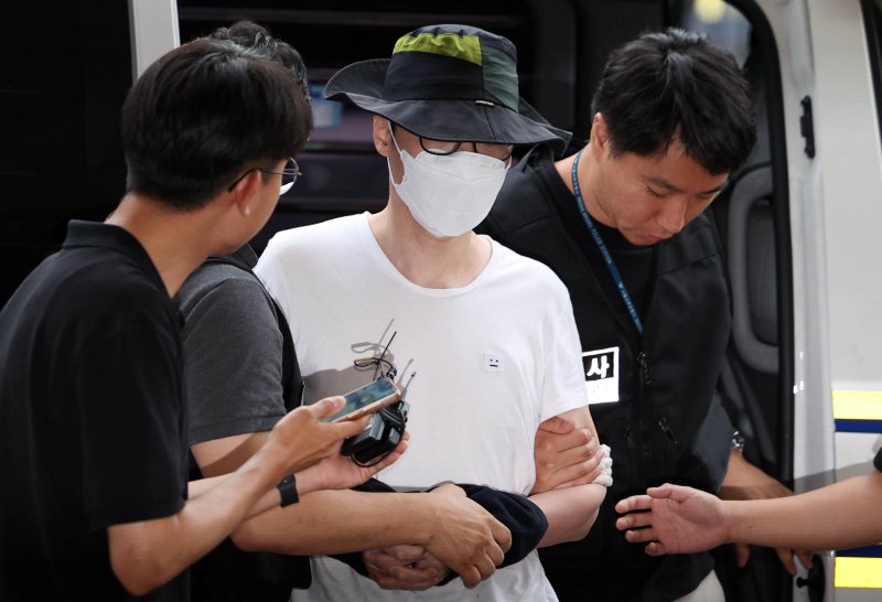 [서울=뉴시스] 김선웅 기자 = 서울 은평구 소재 아파트 단지에서 같은 아파트 주민에게 일본도를 휘둘러 살해한 30대 남성 백 모씨가 1일 서울 마포구 서울서부지법에서 열린 살인 혐의 영장실질심사(구속 전 피의자심문)에 출석하고 있다. 2024.08.01. mangusta@newsis.com