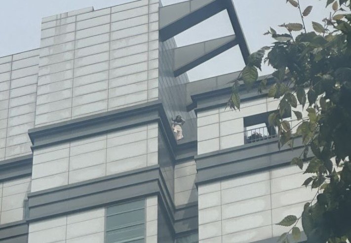 2일 오후 1시 35분쯤 서울 강남구 역삼동의 한 오피스텔에서 여성 1명이 투신을 시도하고 있다.(독자 제공)