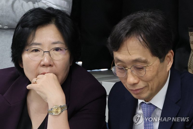 대화하는 김홍순 교육부 의대교육지원관과 이종태 한국의과대학 이사장 (출처=연합뉴스)