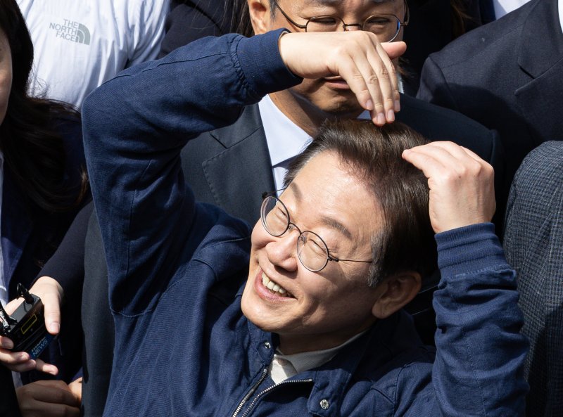 '골목골목 바카라 가상 머니 사이트 : 접경벨트편'에 나선 이재명 더불어민주당 대통령 후보가 2일 오후 강원 화천군 화천공영버스터미널 인근에서 지지자들을 향해 하트를 그려보이고 있다. 2025.5.2/뉴스1 ⓒ News1 이재명 기자