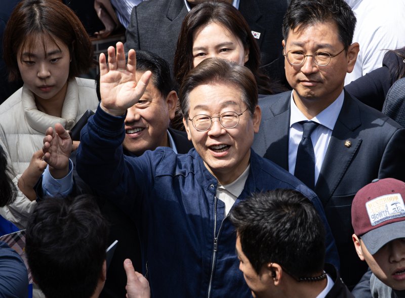 '골목골목 바카라 가상 머니 사이트 : 접경벨트편'에 나선 이재명 더불어민주당 대통령 후보가 2일 오후 강원 화천군 화천공영버스터미널 인근에서 지지자들을 향해 인사하고 있다. 2025.5.2/뉴스1 ⓒ News1 이재명 기자