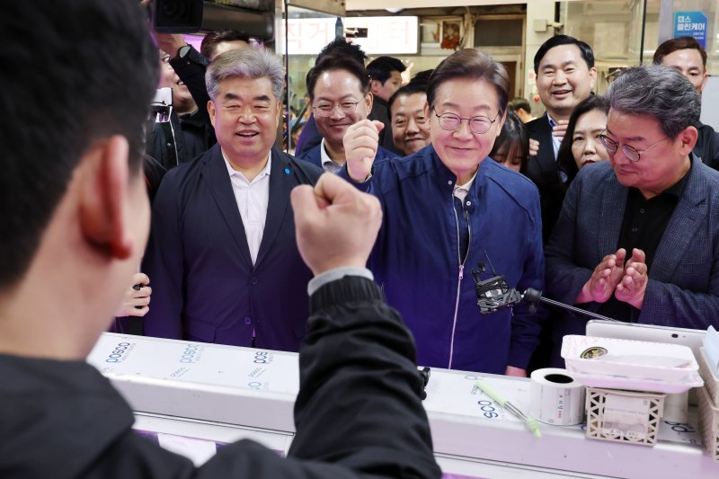 '골목골목 바카라 가상 머니 사이트 : 접경벨트편'에 나선 이재명 더불어민주당 대통령 후보가 2일 오전 강원 철원군 동송전통시장을 찾아 정육점 직원을 격려하고 있다. (공동취재) 2025.5.2/뉴스1 ⓒ News1 이재명 기자
