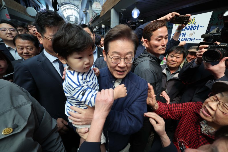 '골목골목 바카라 가상 머니 사이트 : 접경벨트편'에 나선 이재명 더불어민주당 대통령 후보가 2일 오전 강원 철원군 동송전통시장을 찾아 어린이를 안아주고 있다. (공동취재) 2025.5.2/뉴스1 ⓒ News1 이재명 기자