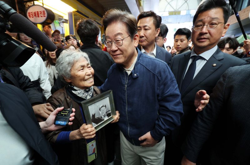 '골목골목 바카라 가상 머니 사이트 : 접경벨트편'에 나선 이재명 더불어민주당 대통령 후보가 2일 오전 강원 철원군 동송전통시장을 찾아 한 시민과 대화를 나누고 있다. (공동취재) 2025.5.2/뉴스1 ⓒ News1 이재명 기자