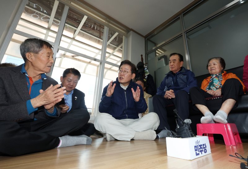 '골목골목 바카라 가상 머니 사이트 : 접경벨트편'에 나선 이재명 더불어민주당 대통령 후보가 2일 오후 강원 화천군에 위치한 경로당을 찾아 어르신들과 대화를 하고 있다. (공동취재) 2025.5.2/뉴스1 ⓒ News1 이재명 기자
