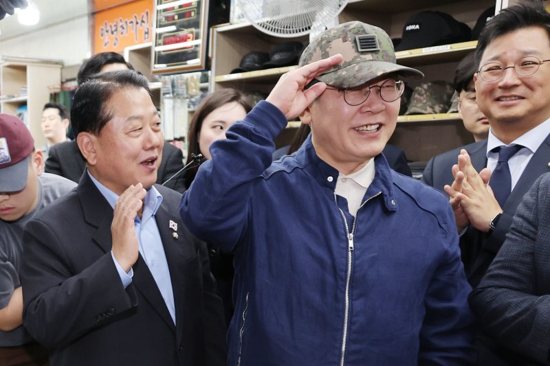 '골목골목 바카라 가상 머니 사이트 : 접경벨트편'에 나선 이재명 더불어민주당 대통령 후보가 2일 오후 강원 화천군 화천공영버스터미널 인근에 위치한 군장점에서 김병준 최고위원이 구입한 병장 계급장이 달린 육군 모자를 착용하고 있다. (공동취재) 2025.5.2/뉴스1 ⓒ News1 이재명 기자