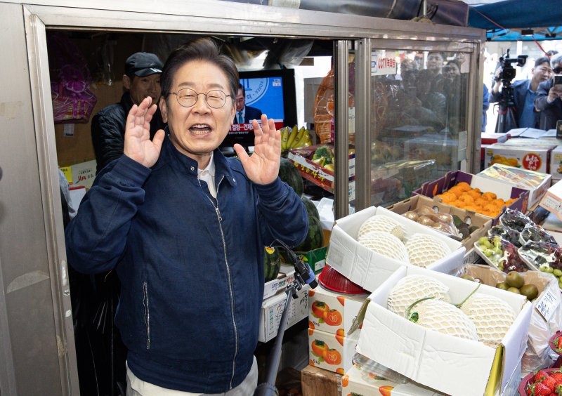 '골목골목 바카라 가상 머니 사이트 : 접경벨트편'에 나선 이재명 더불어민주당 대통령 후보가 2일 오전 강원 철원군 동송전통시장을 찾아 시민들을 향해 인사하고 있다. 2025.5.2/뉴스1 ⓒ News1 이재명 기자