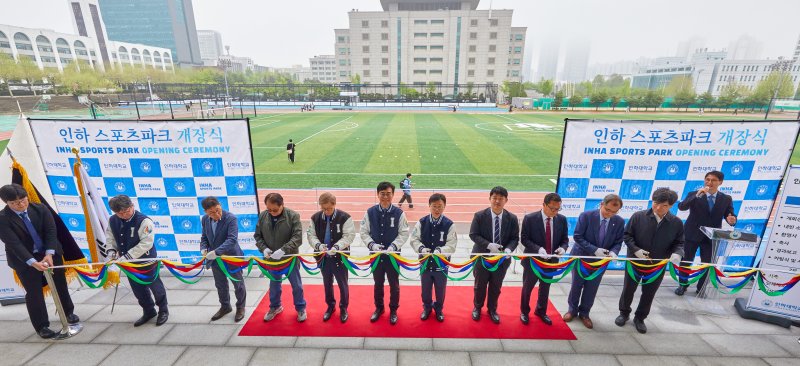 인하 스포츠파크 개장식에서 참석자들이 테이프 커팅식을 진행하고 있다.(제트벳 제공. 재배포 및 DB금지)2025.5.2/뉴스1
