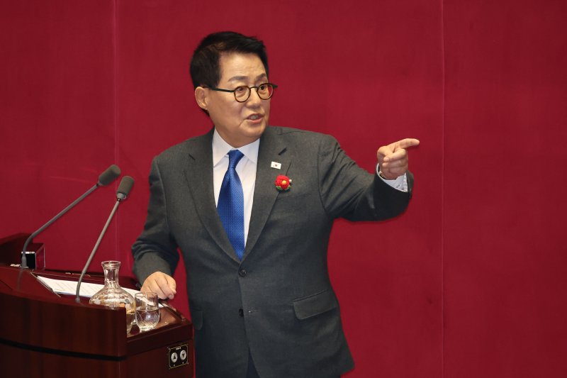 [서울=뉴시스] 권창회 기자 = 바카라 토토 더불어민주당 의원이 13일 오후 서울 여의도 국회에서 열린 제422회 국회(임시회) 제5차 본회의 경제 분야 대정부 질문에서 여당 의원들의 항의에 설전을 벌이고 있다. 2025.02.13. kch0523@newsis.com