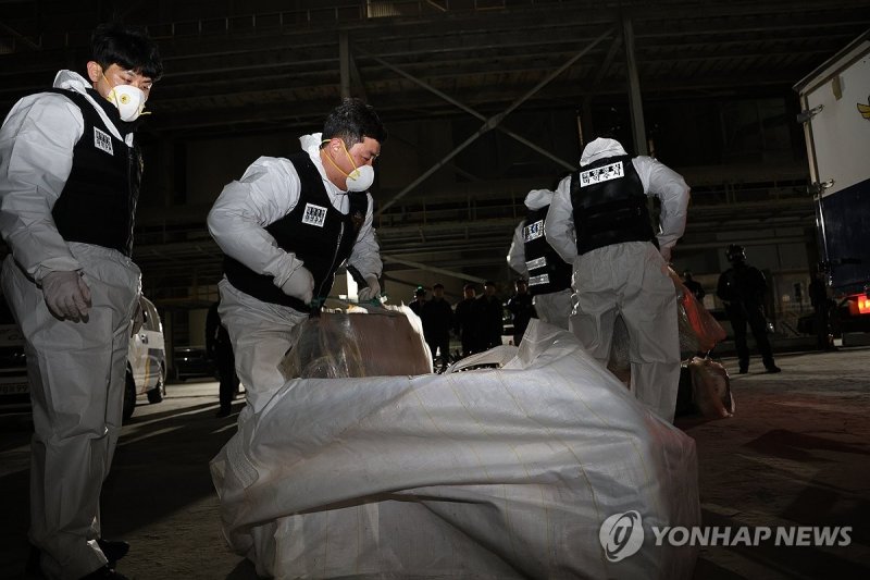 외국 선박에서 대량 마약 밀수 적발 (출처=연합뉴스)