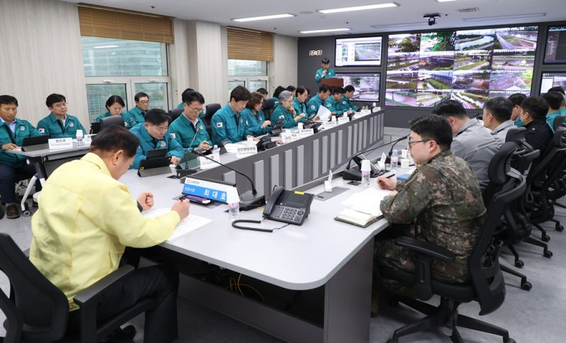 [안양=뉴시스] 카지노 환수율가 소방 등 관계 기관과 여름철 자연재난 예방대책 회의를 열고 있다. (사진=카지노 환수율 제공).2025.05.02.photo@newsis.com